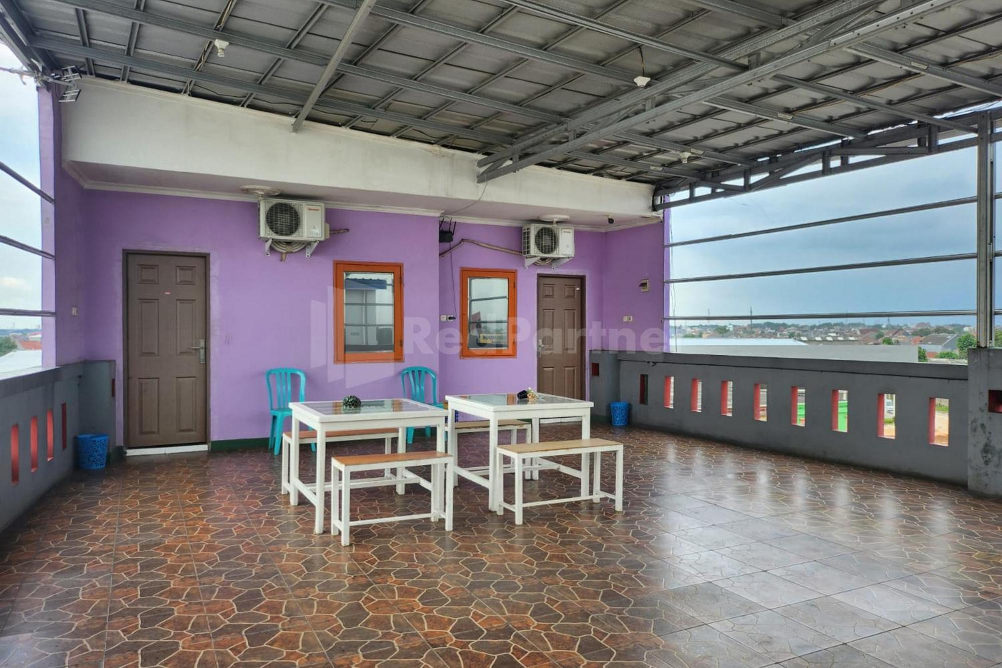 Puspita Homestay Mitra Reddoorz Bekasi Eksteriør bilde
